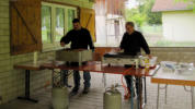 zwei Grillmeister in Aktion